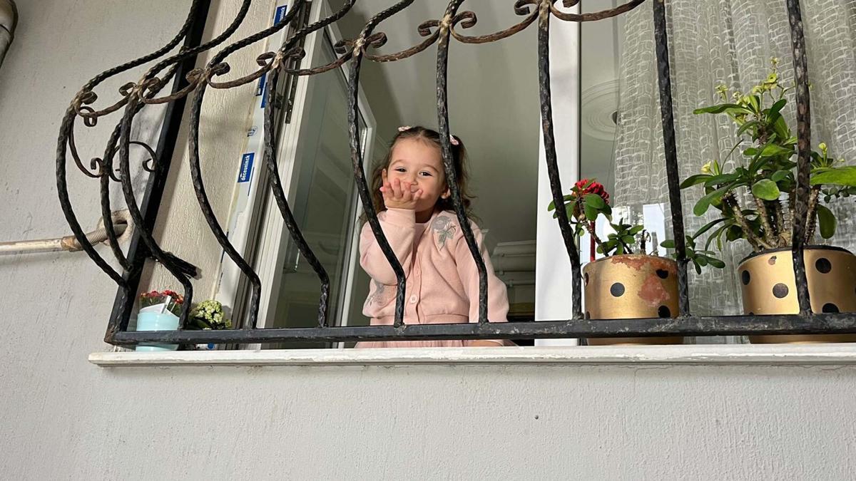 Çöp kamyonu şoförü ile 3 yaşındaki Ayşe arasında 'pencere' bağı!