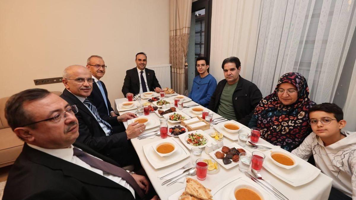 Bakan Kacır, depremzede aile ile iftar yaptı