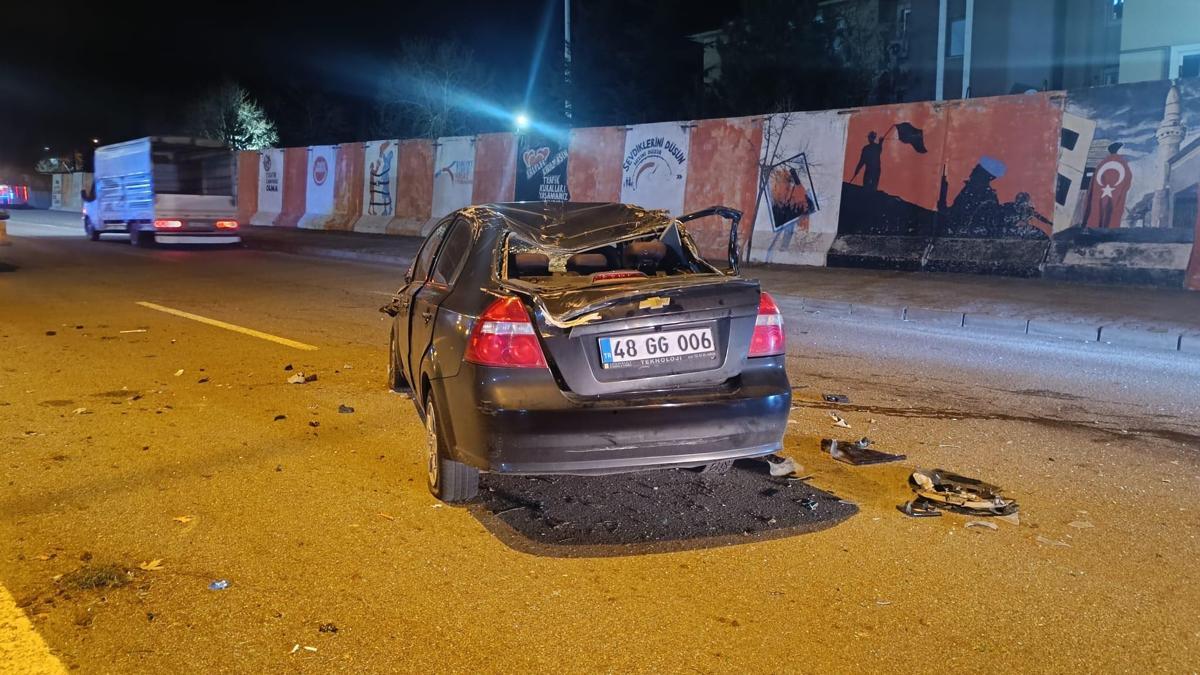 Bingölde otomobil refüje çarpıp takla attı: 2 yaralı