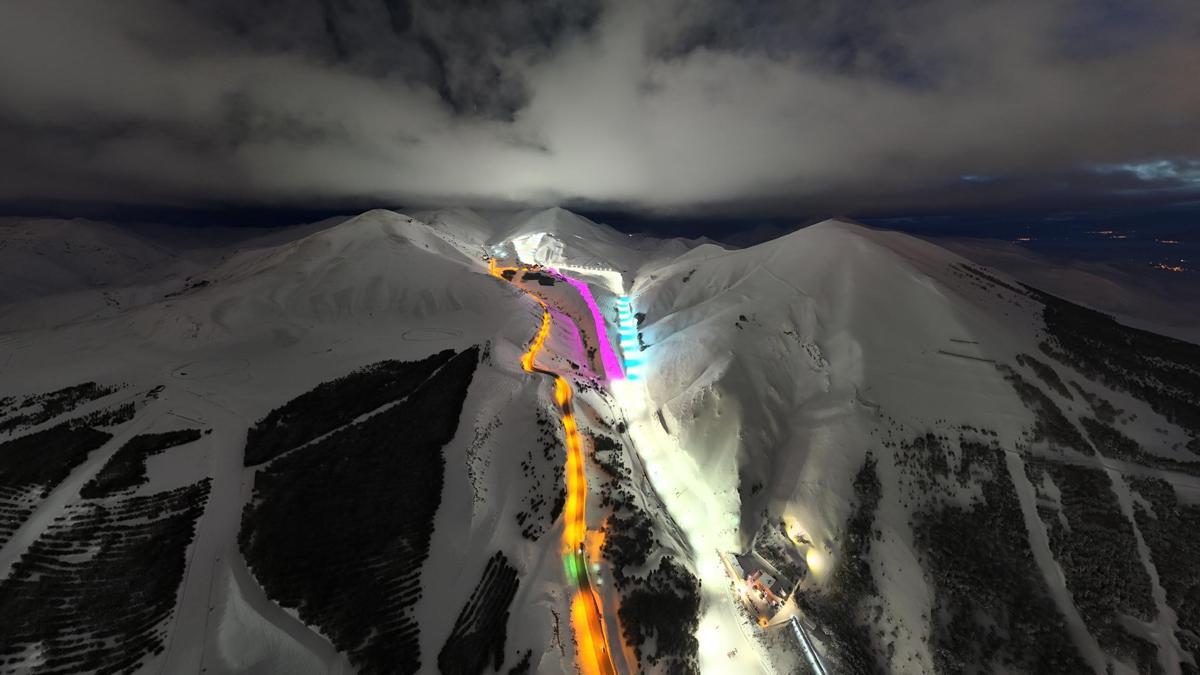 Palandöken'de iftar sonrası rengarenk pistlerde kayak