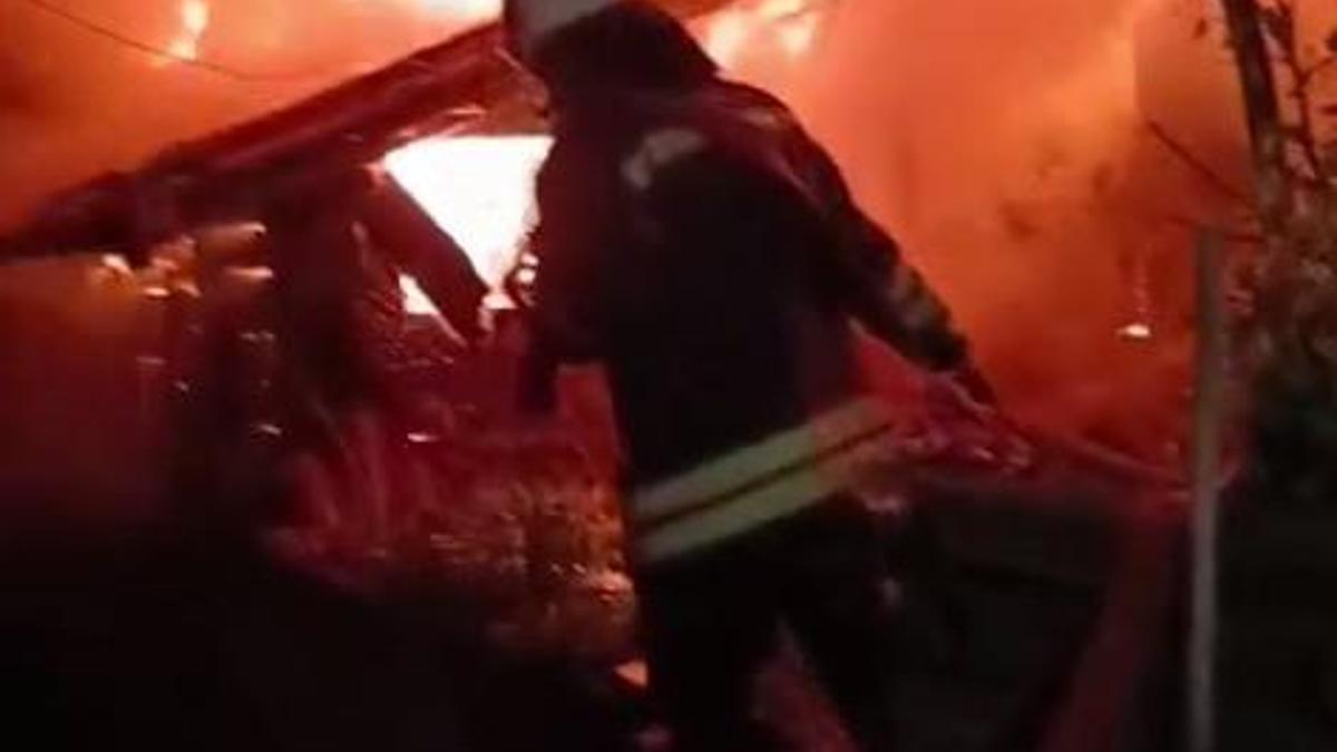 İki ayrı mahallede yangın; ev ve odunluk küle döndü