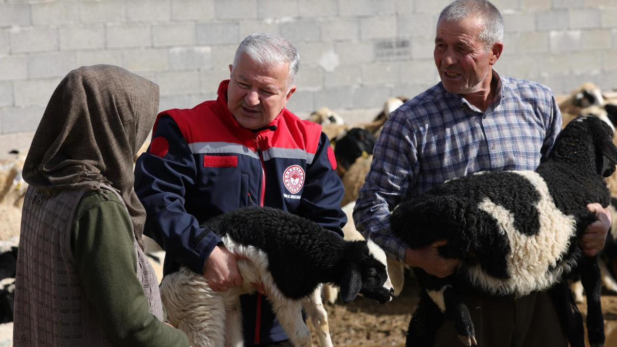 Vali Murat Duru, besicilik yaparak 4 çocuğunu okutan aileyi ziyaret etti