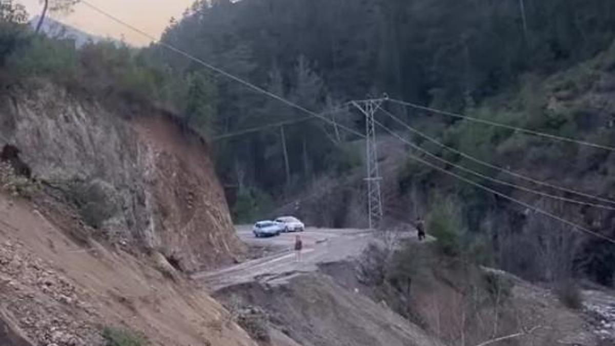 Feke'de heyelan nedeniyle mahalle yolu ulaşıma kapandı