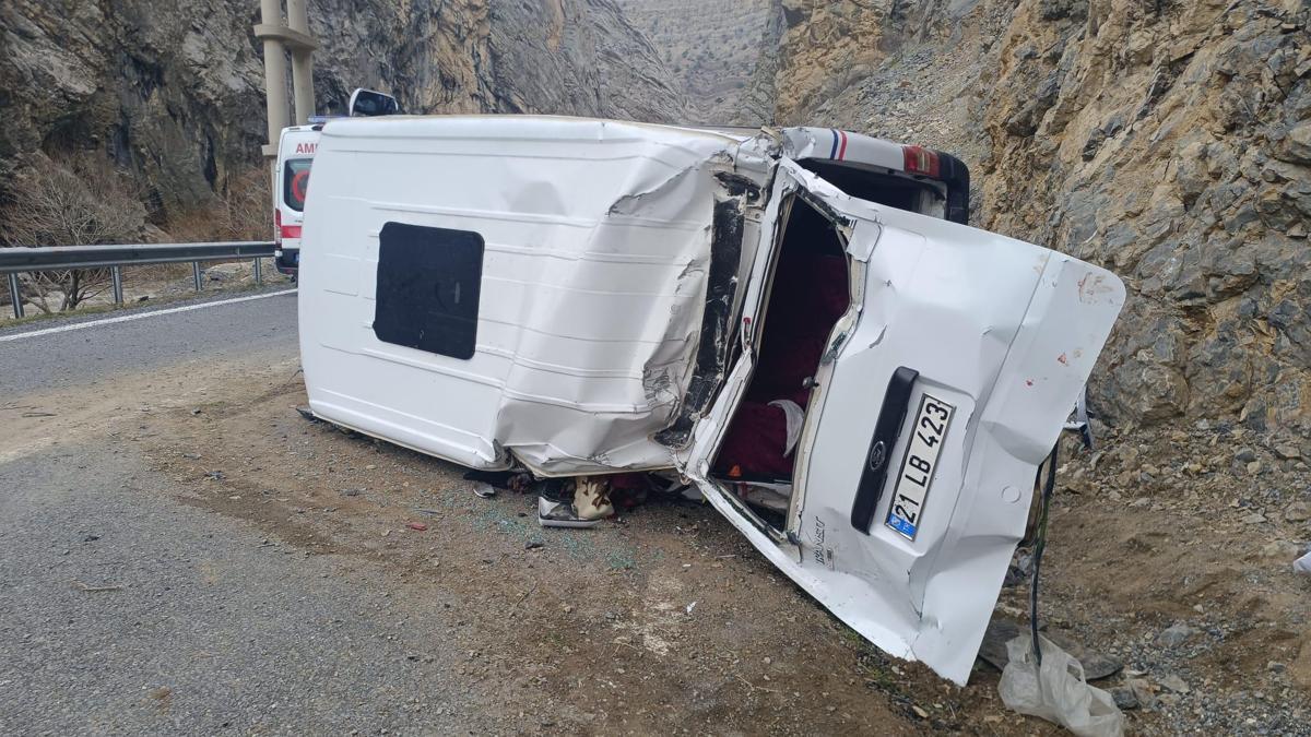 Hakkari'de minibüs takla attı: 1i ağır 4 yaraılı