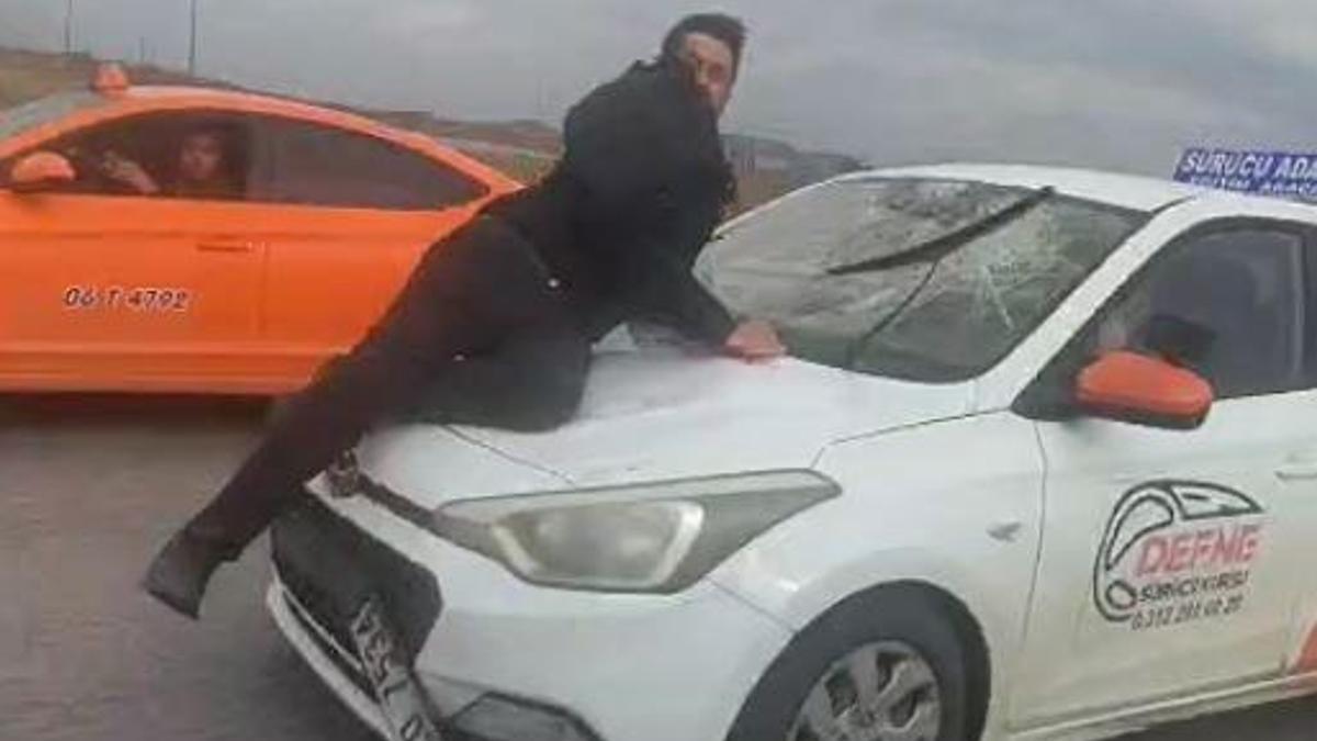 Sürücü kurusu eğitmeni, tartıştığı kişiyi kaput üzerinde 20 kilometre sürükledi