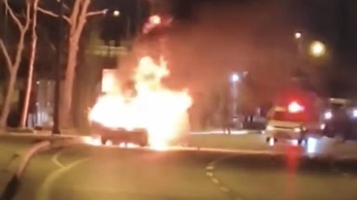 İstanbul - Kartal'da seyir halindeki otomobil alev alev yandı