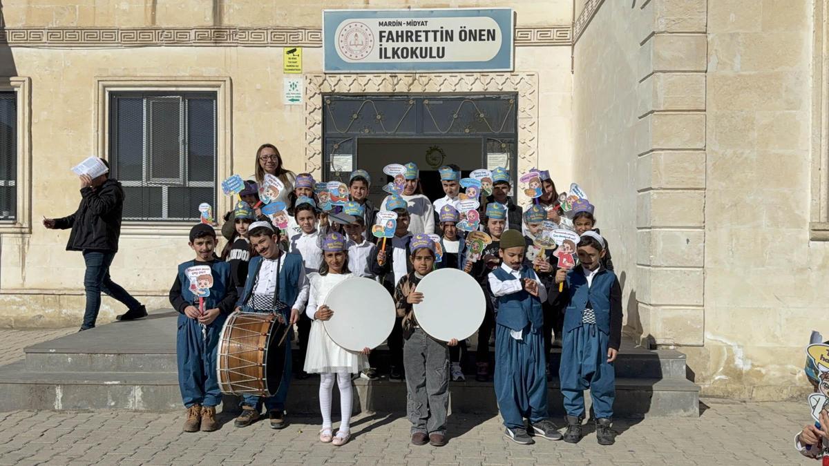 Midyatta minik öğrencilerden tarihi çarşıda ramazan coşkusu
