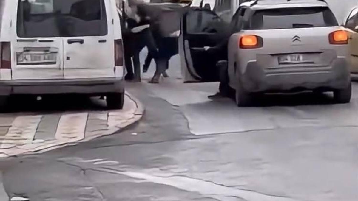 İstanbul - Sultangazide davulcuların yumruk yumruğa kavgası kamerada