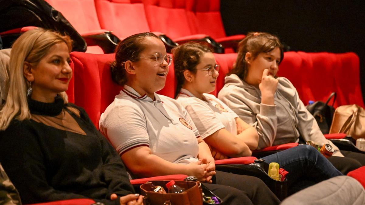 Bornova'da özel çocuklar sinema keyfi yaşadı
