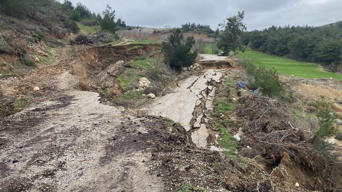 Manisa'da Sülüklü Göl yolunda toprak kayması; yol ulaşıma kapatıldı