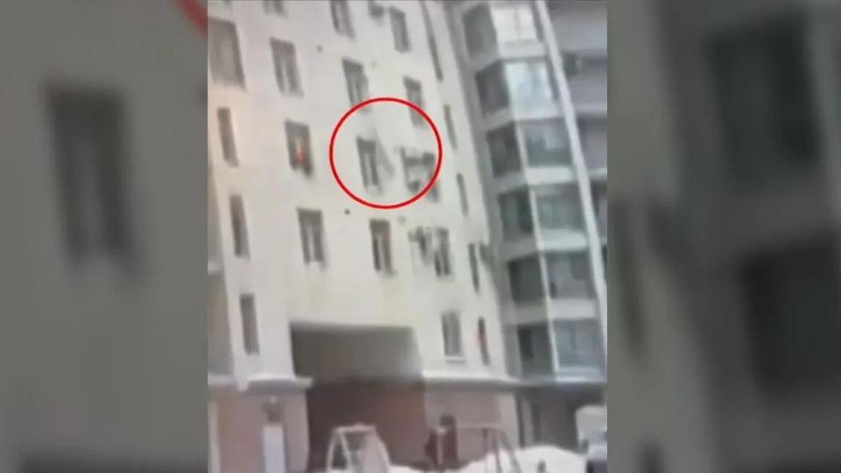 Mucize kurtarış! 7nci kattan düşen çocuğu havada yakaladı