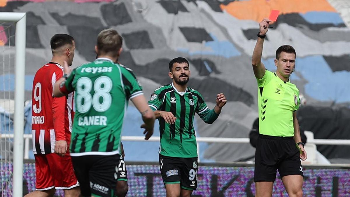 Caner Erkin, yine sinirlerine hâkim olamadı! Bir kırmızı kart daha