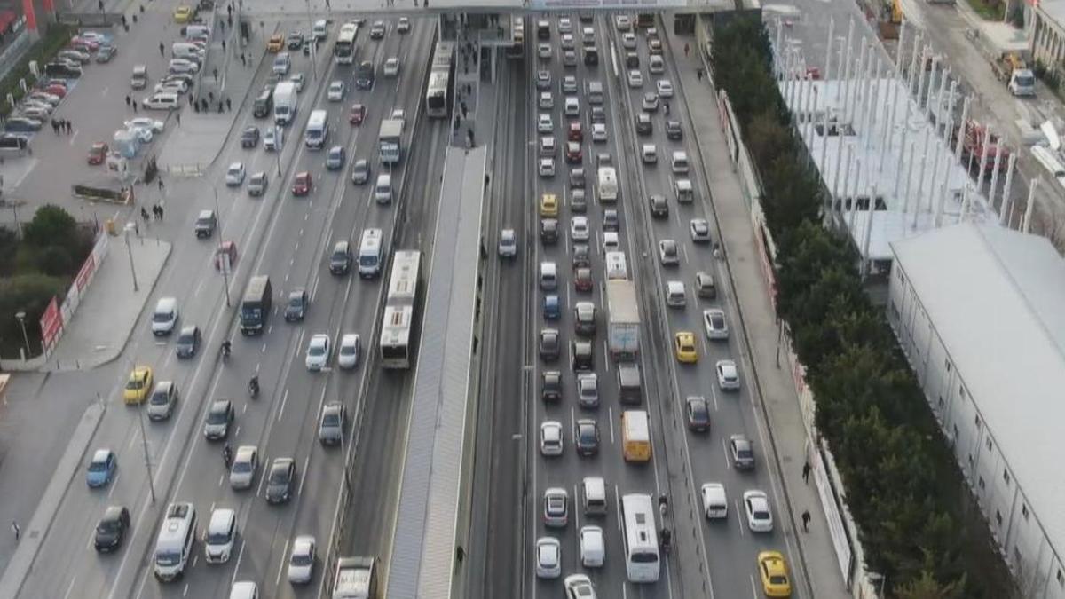 SON DAKİKA HABERİ: İstanbul'da trafik yoğunluğu yüzde 81'e ulaştı