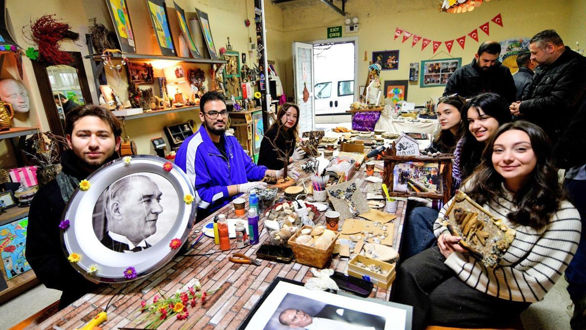 Bornova'da gençler atıkları sanata dönüştürdü