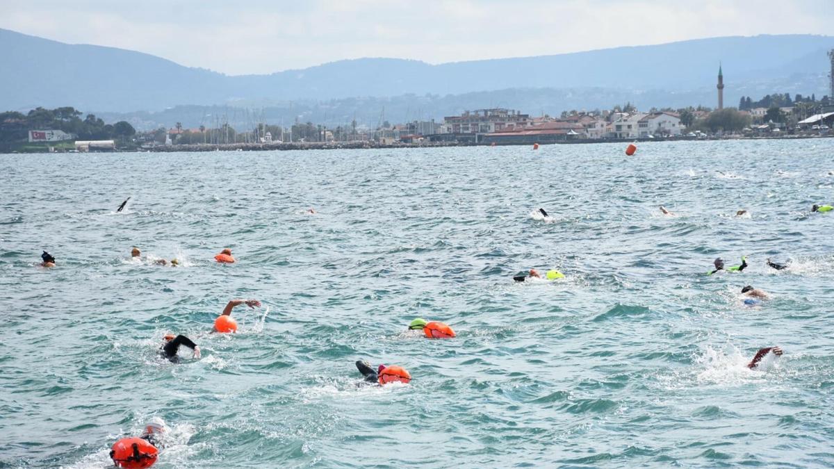Kış ayında çocuklar için 'Hava soğuk, su soğuk, yürekler sıcak' sloganıyla kulaç attılar