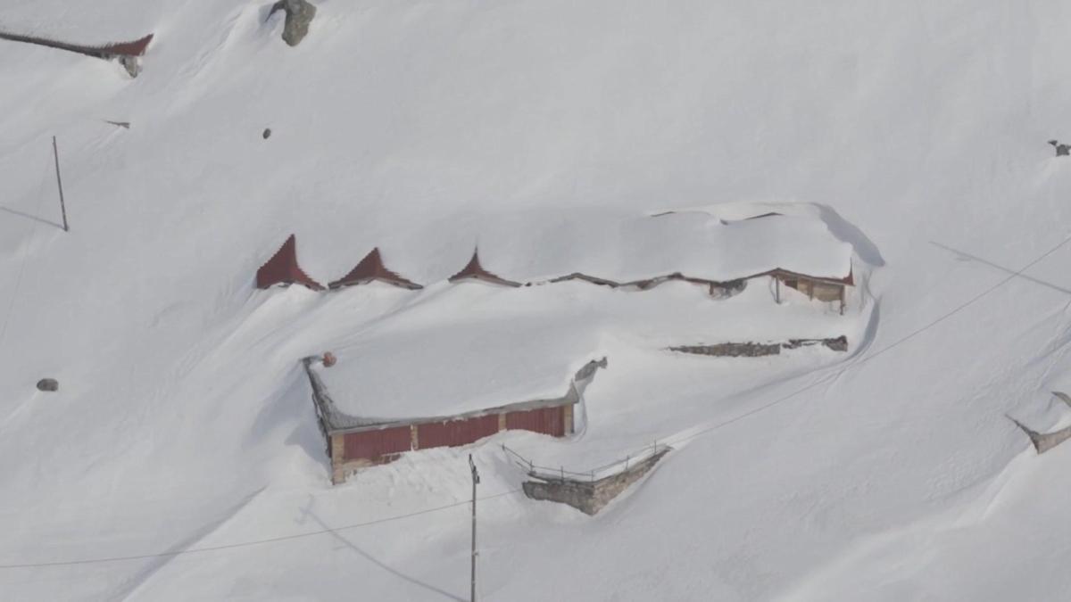 Yaylada kar kalınlığı 3 metreyi aştı; evler kayboldu