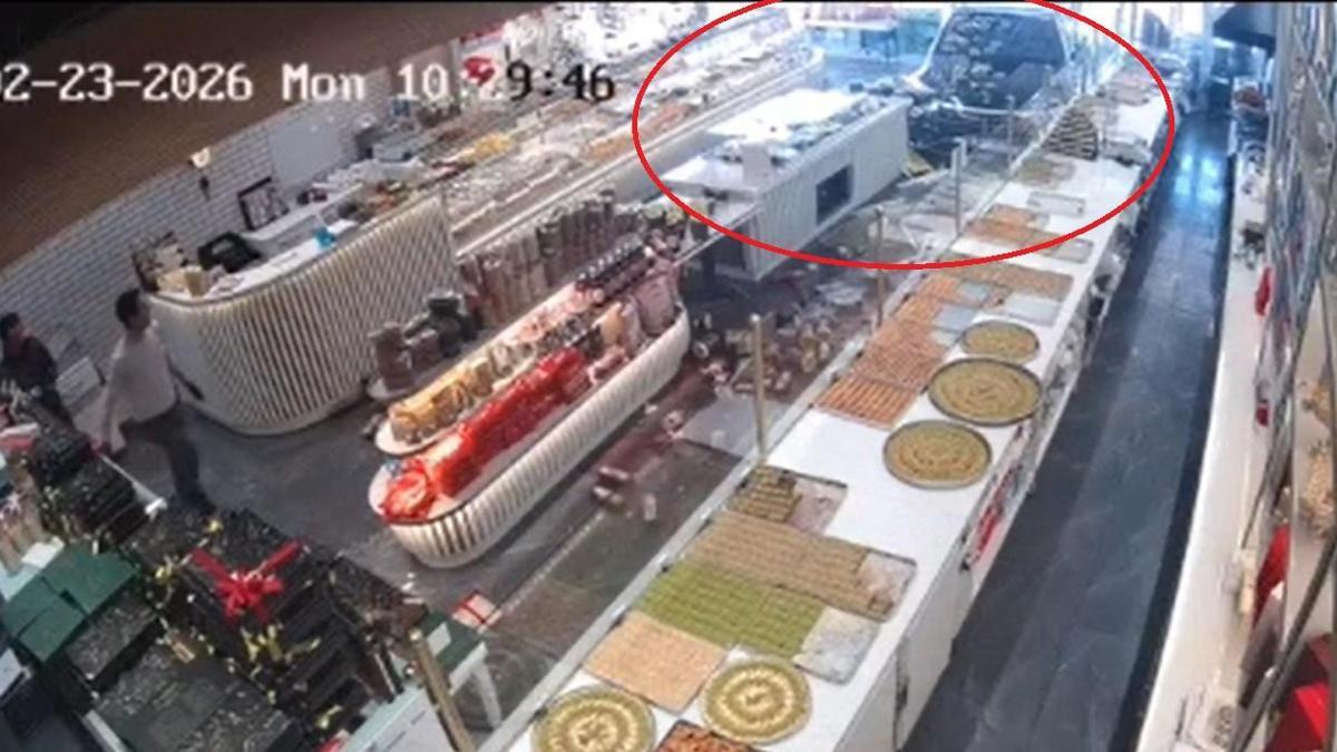 Ankara'da otomobil pastaneye girdi; o anlar kamerada