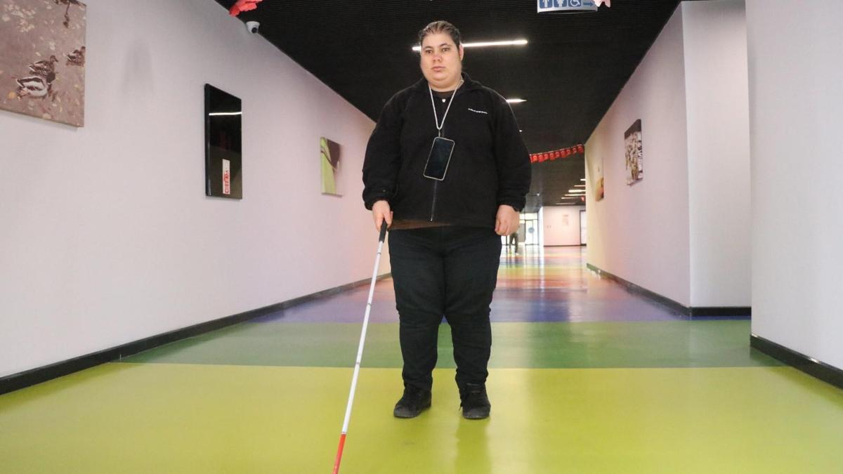 Görme engelli Arzu, beyaz bastonu ile 4 üniversite bitirdi