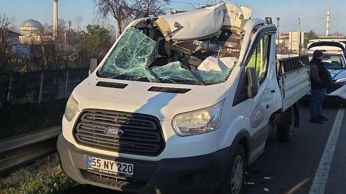 TIR'daki beton bloka kamyonet çarptı; 1 ölü, 1 yaralı