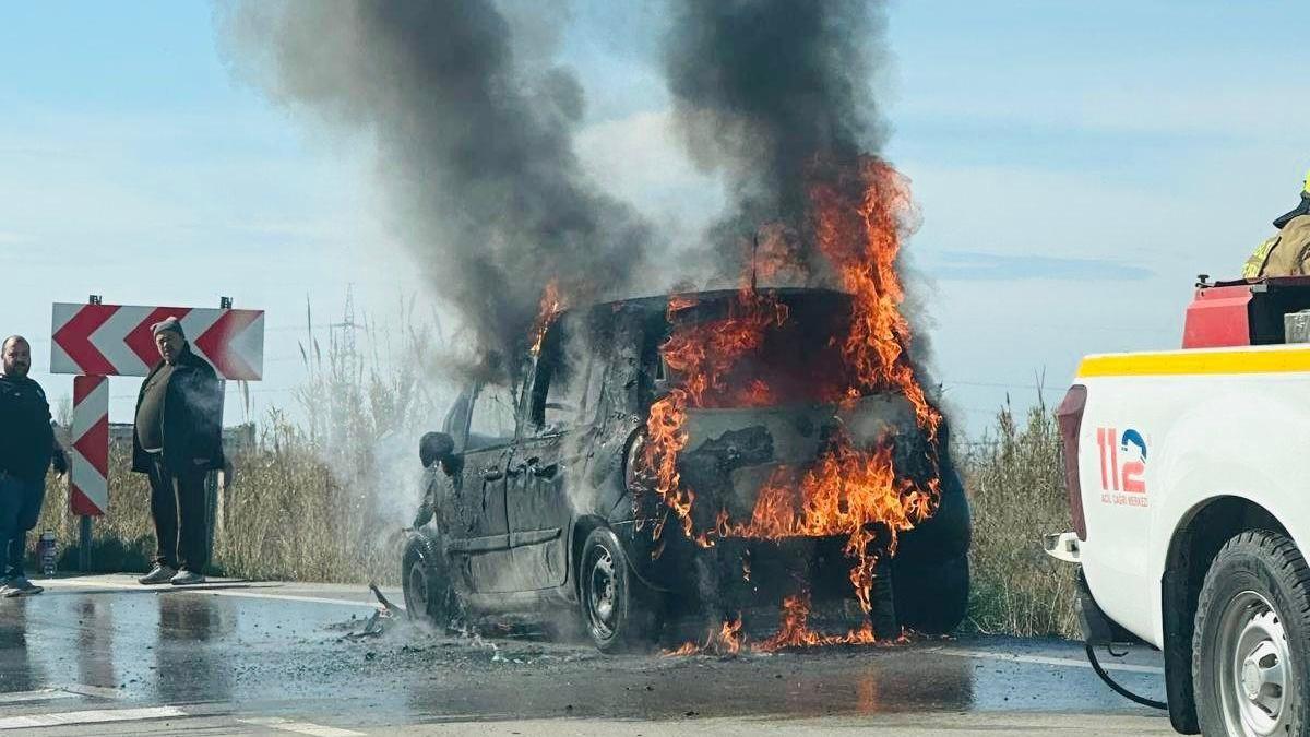 Erdekte seyir halindeki otomobil alev alev yandı