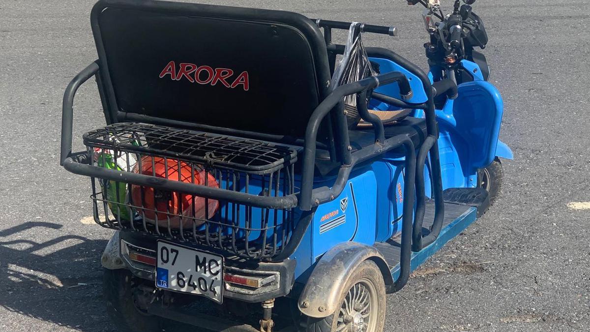 Devrilen elektrikli bisikletteki 2 kişi yaralandı