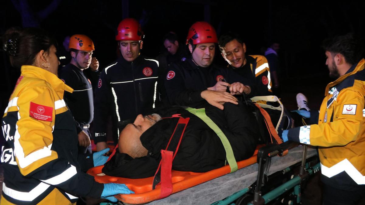 Kayalıklardan düşüp yaralandı