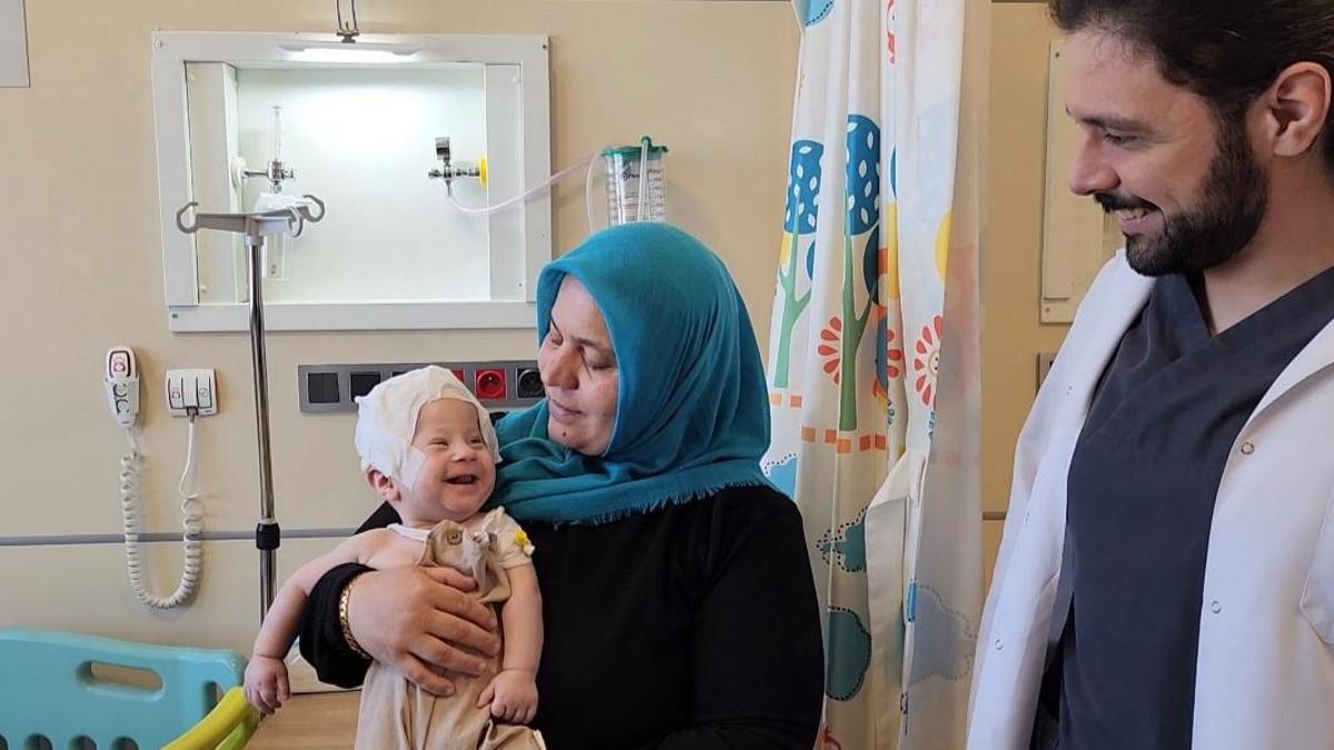 5 aylık Ömerin erken kaynayan kafatası 3 saatlik ameliyatla düzeltildi