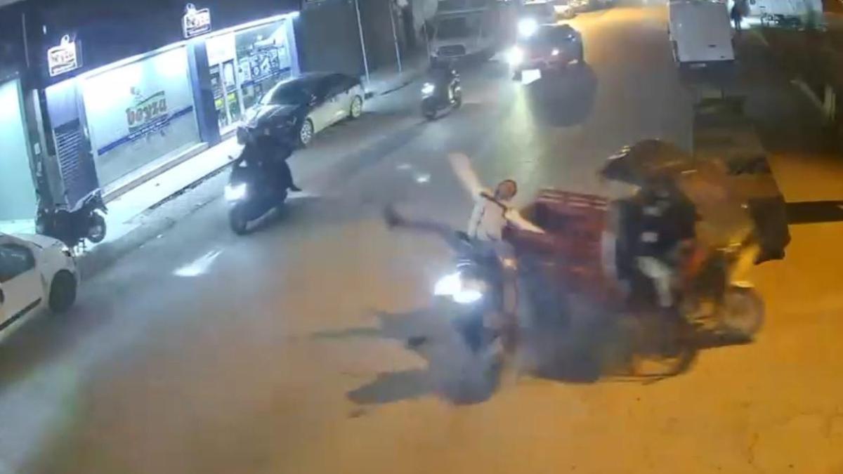 Adana'da iki motosikletin çarpıştığı kaza kamerada