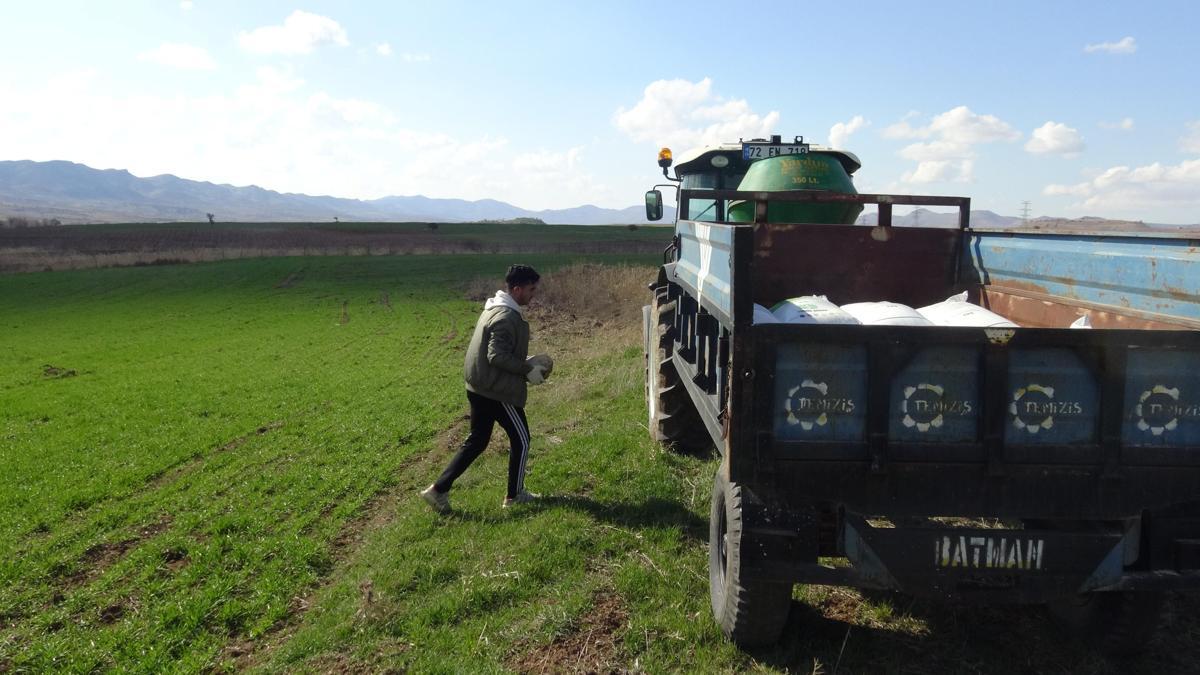 Gercüşte çiftçiler bahar gübresine başladı