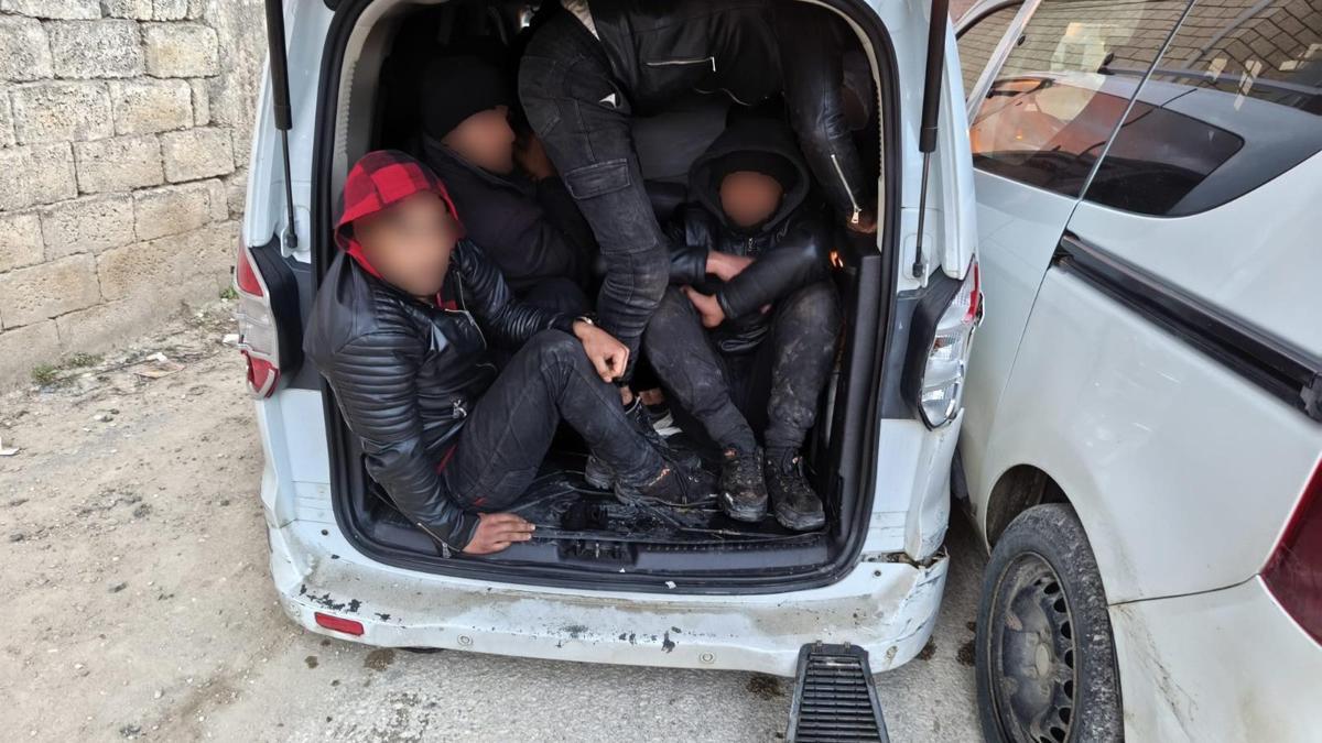 Hatay'da 2 hafif ticari araçta 23 kaçak göçmen yakalandı