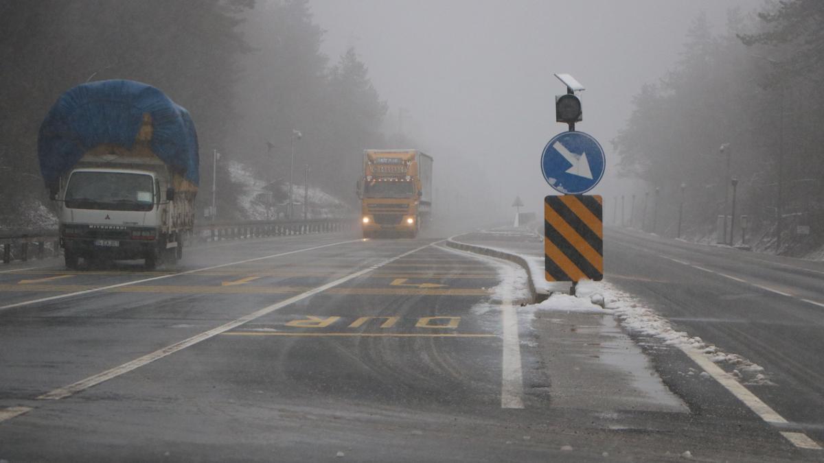 Bolu Dağı'nda hafif kar yağışı ve sis