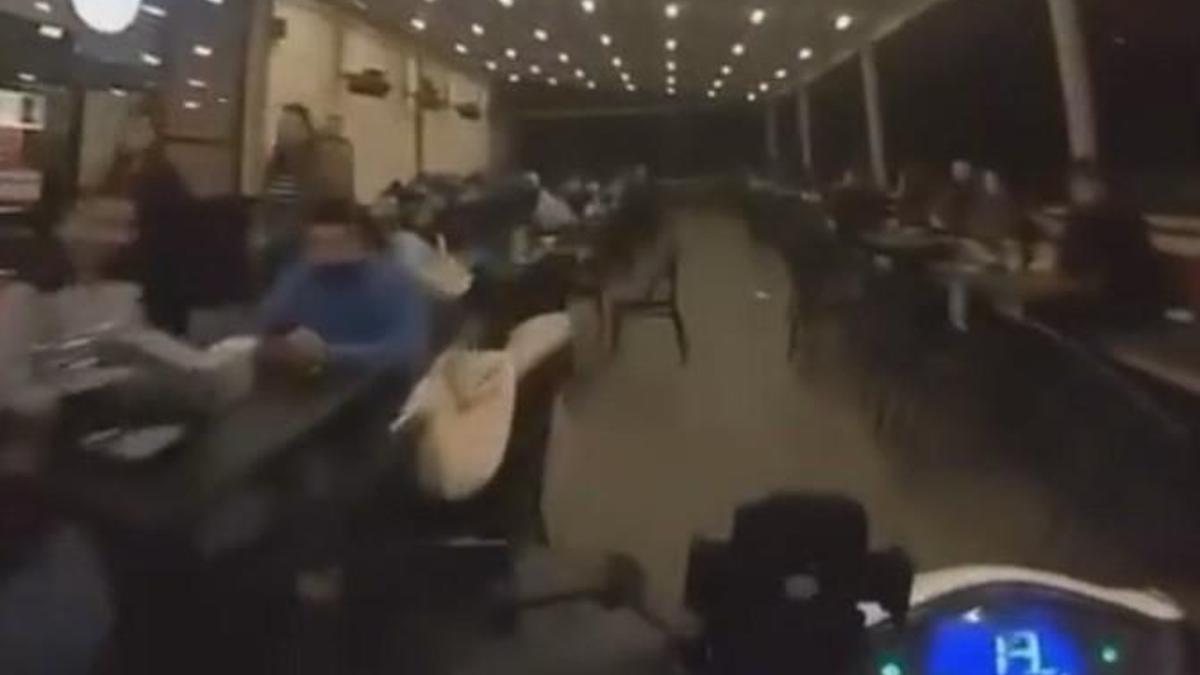 BU KADARINA DA PES! Kafede motosikle dolaştı