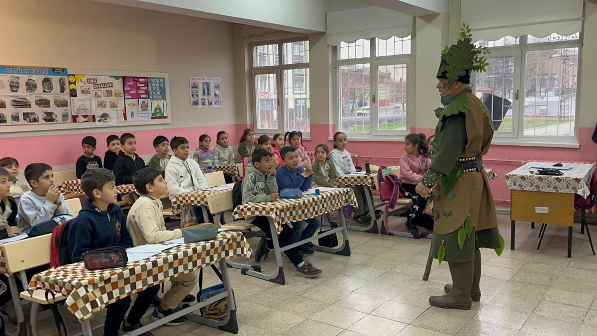'Ağaç Dede'ye ilkokul öğrencilerinden alkışlı karşılama