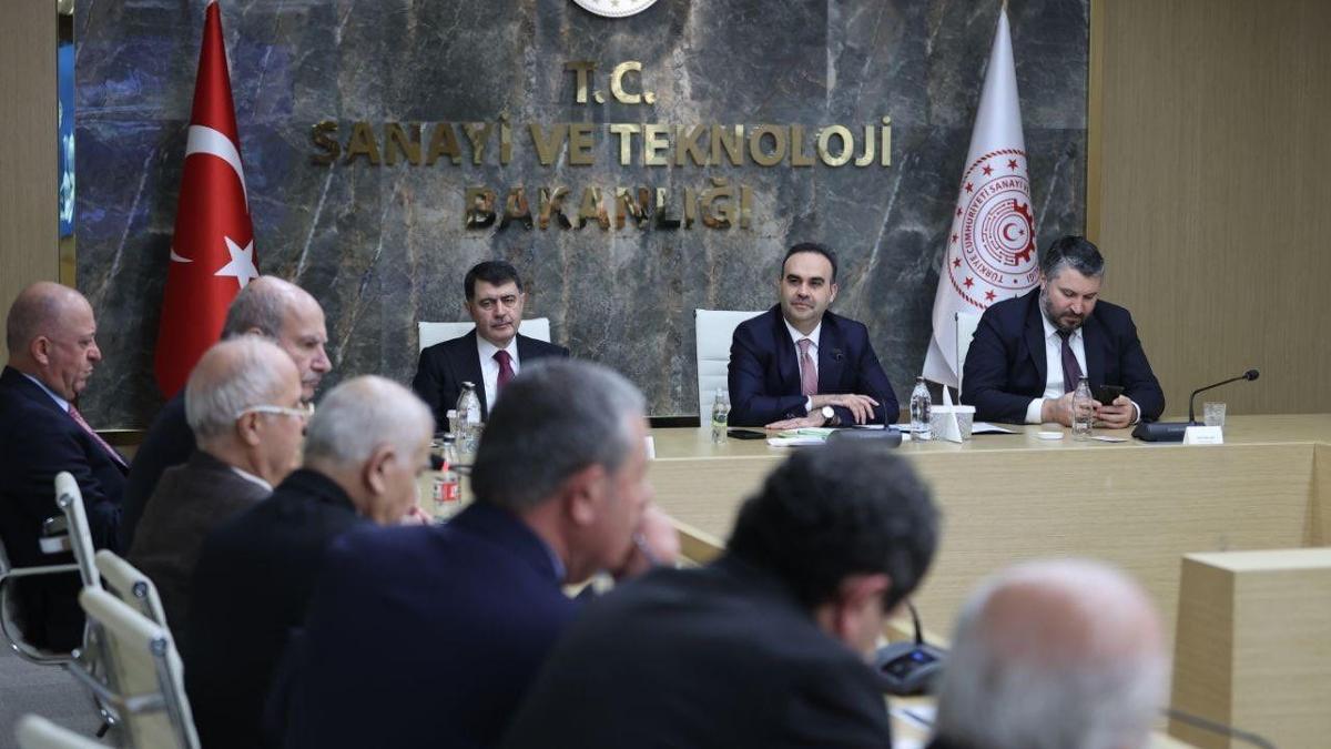 Bakan Kacır, iftarda OSB başkanlarıyla bir araya geldi