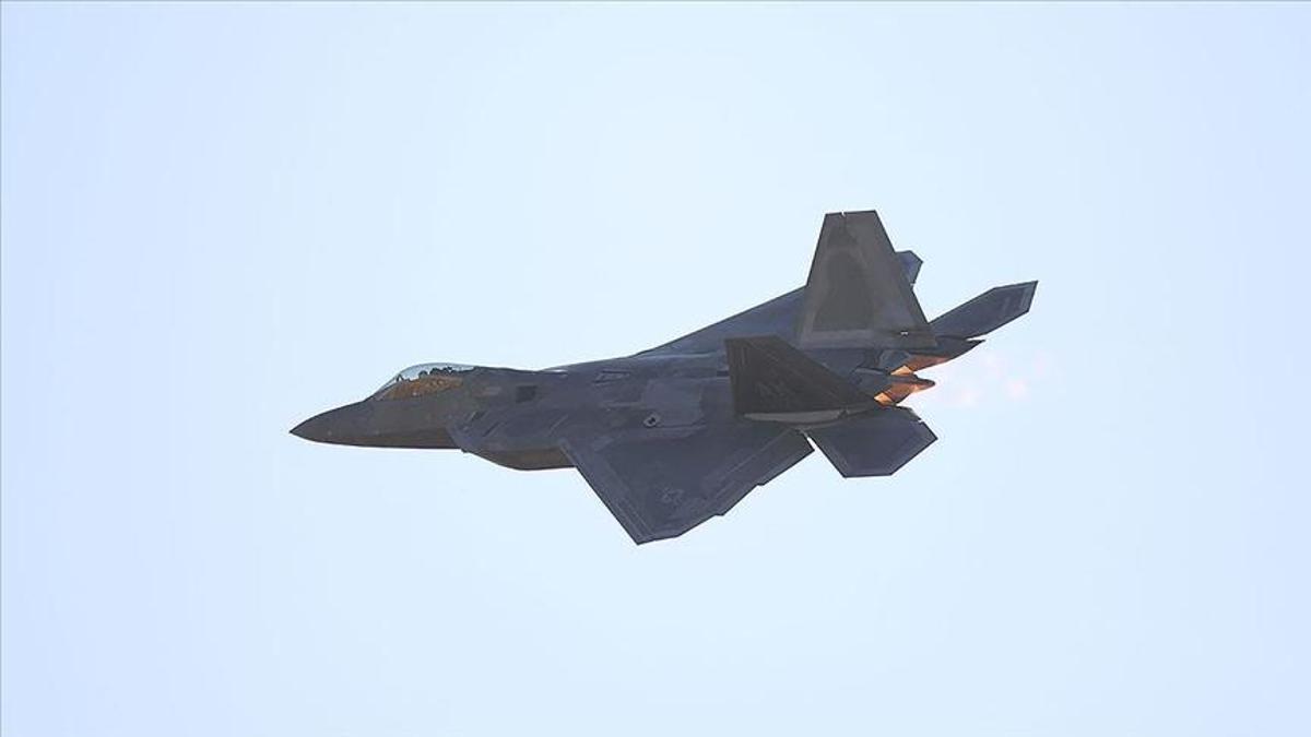 Saldırı hazırlığı: ABD'ye ait 12 adet F-22 İsrail'e indi