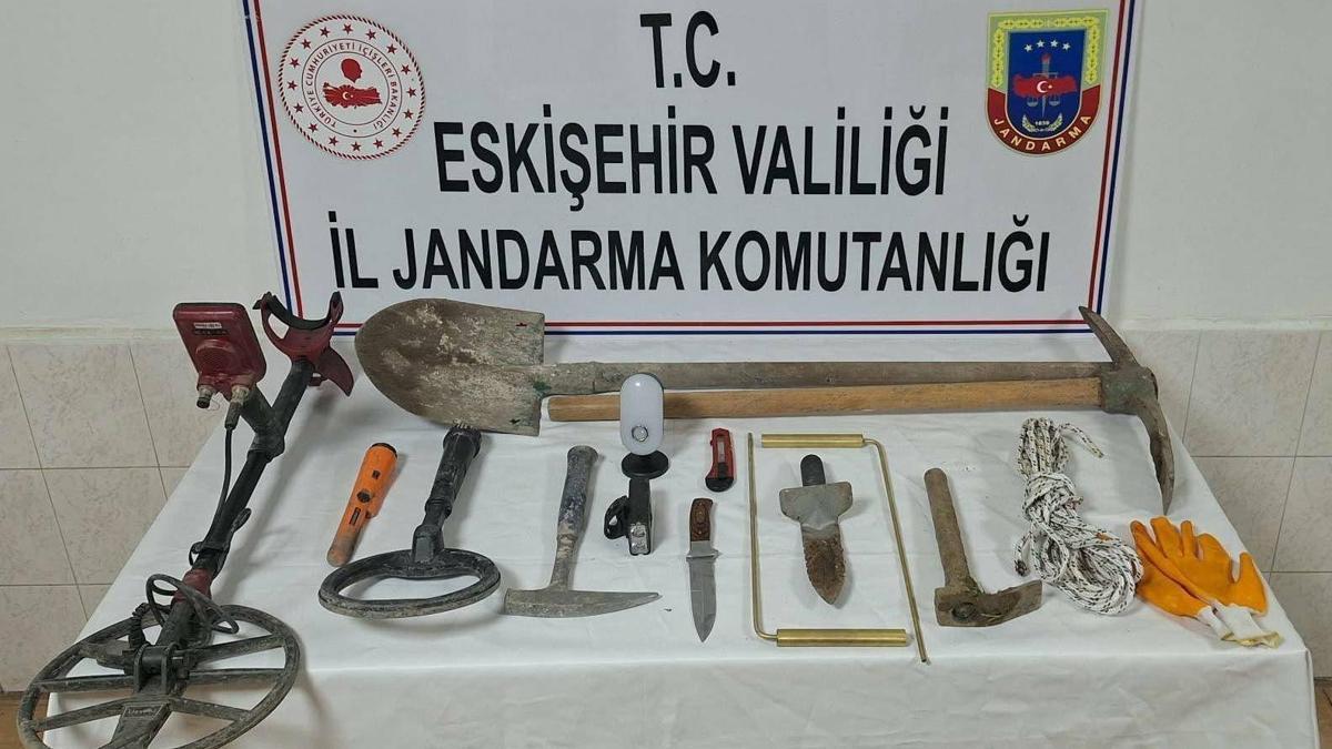 Eskişehirde kaçak kazıya 3 gözaltı