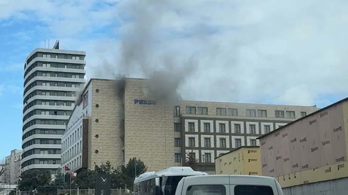 İstanbul'daki Merter Polisevi alevlere teslim oldu