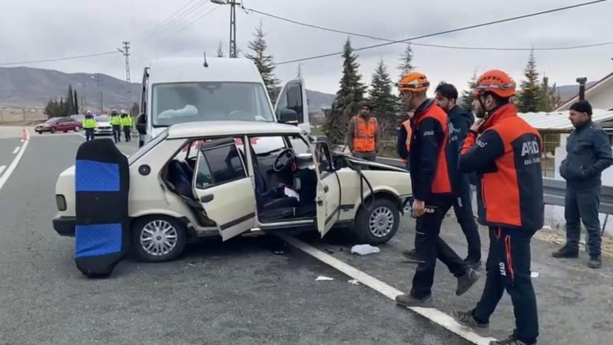 Yolcu minibüsü ile otomobil çarpıştı: 1i ağır 4 yaralı