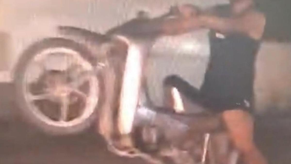 Motosikletle akrobatik hareketler yapan sürücüye ceza