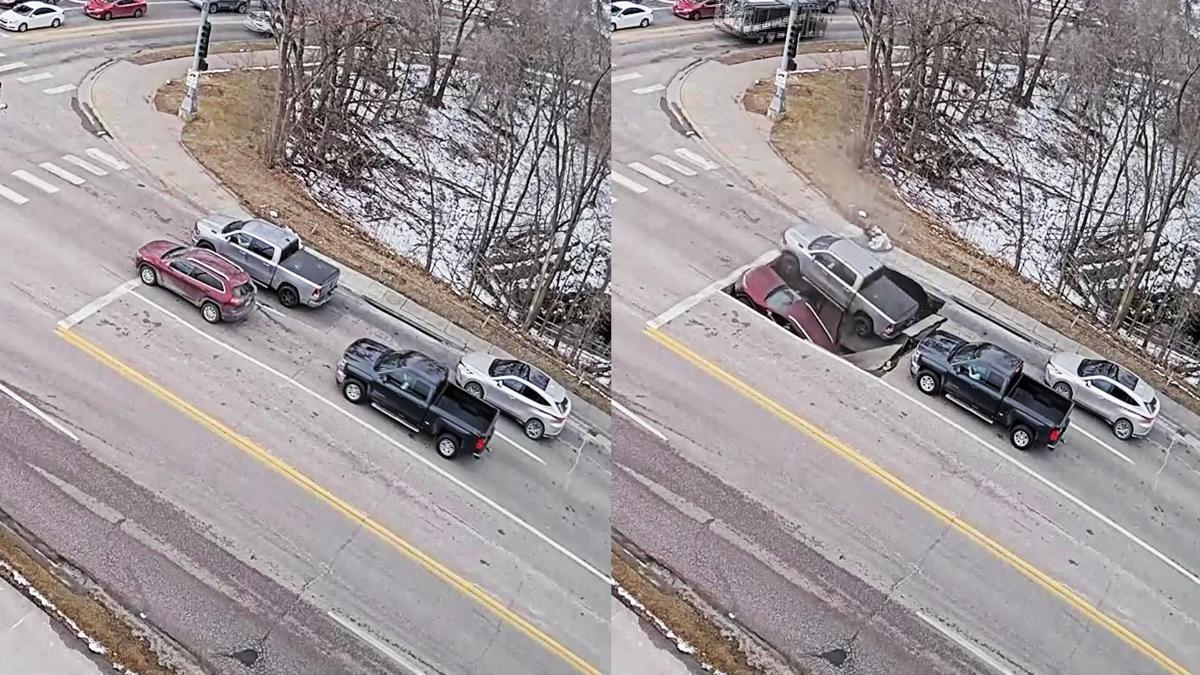 ABD'de yol böyle çöktü! 2 araç oluşan çukura düştü