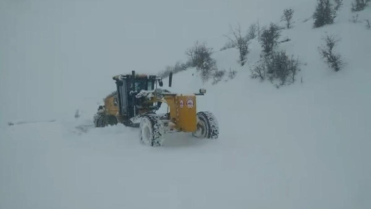 Elazığda kar yağdı; 115 köy yolu ulaşıma kapandı