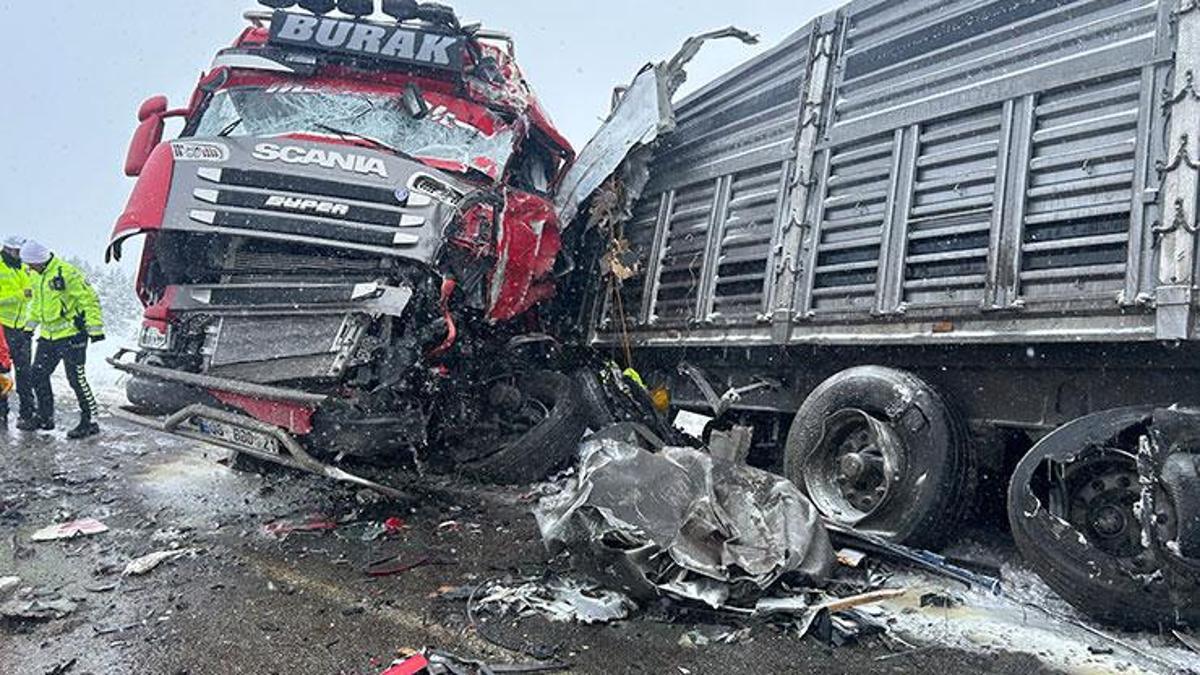 Sivas'ta 2 TIR çarpıştı: 1 ölü, 2 yaralı