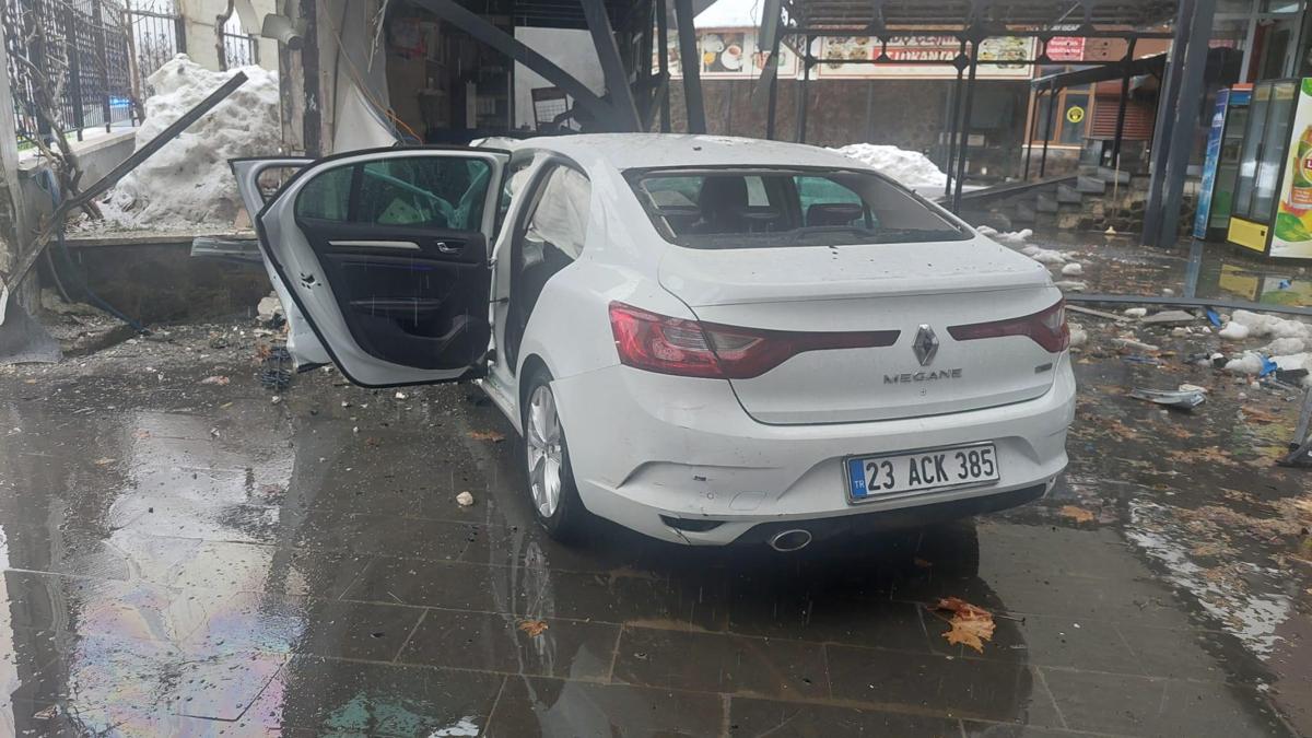 Bingöl'de otomobil lokantaya girdi: 5 yaralı