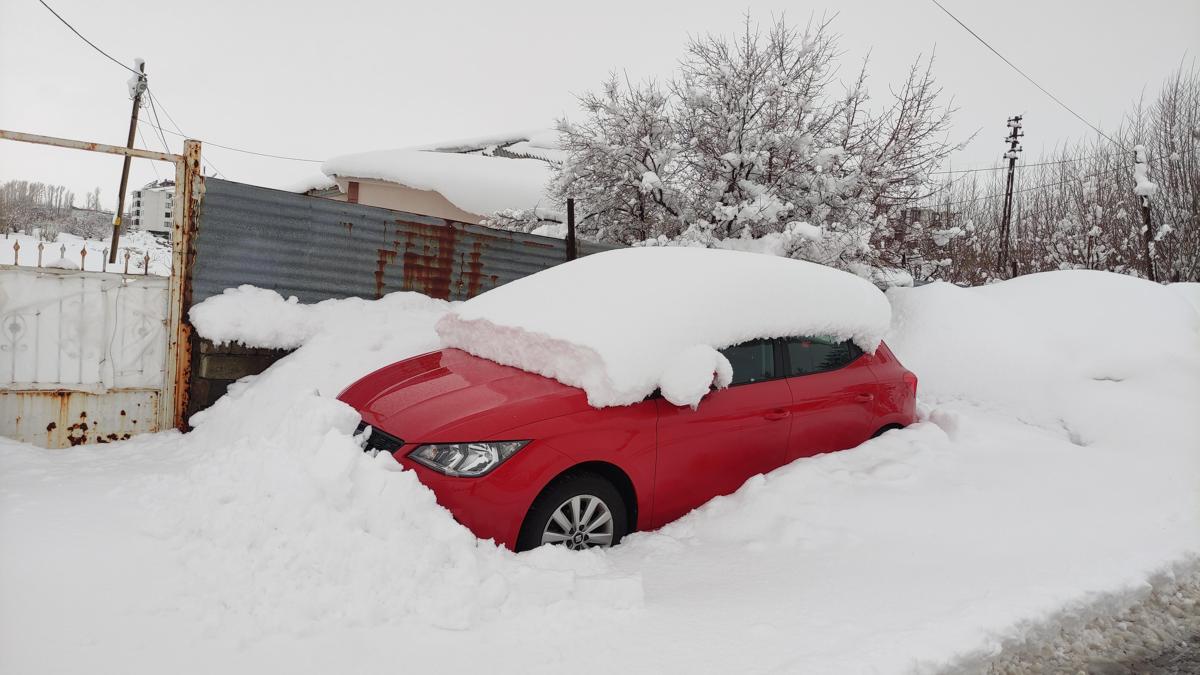 Kar nedeniyle eğitime ara verildi; 34 köy yolu ulaşıma kapandı
