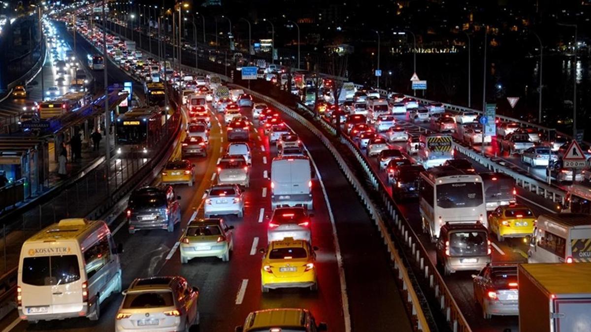 SON DAKİKA HABERİ: İstanbul'da trafik yoğunluğu yüzde 85'e çıktı