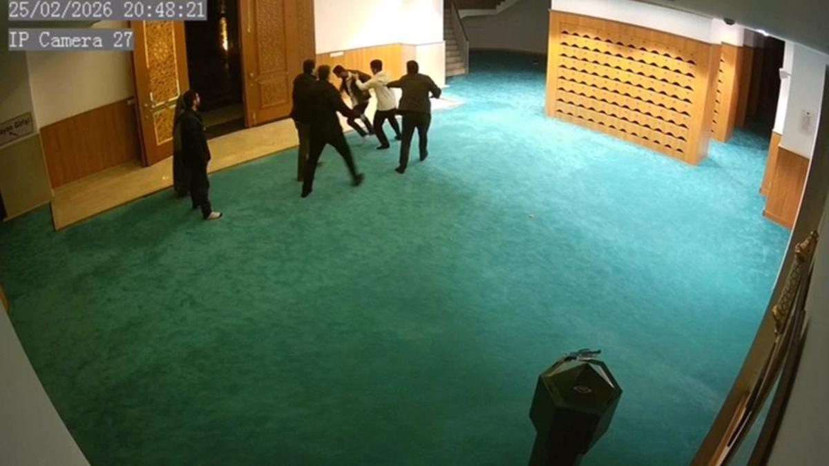 Camide bir garip olay: Ayakkabısını bulamayınca görevlilere saldırdı