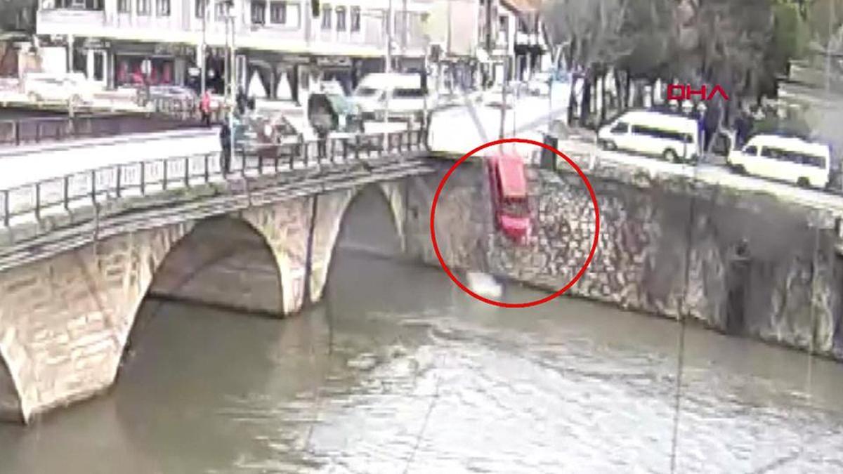 Ters yöne girdi, çarpışıp nehre uçtu Otomobildeki anne ile kızı yaralı olarak kurtarıldı