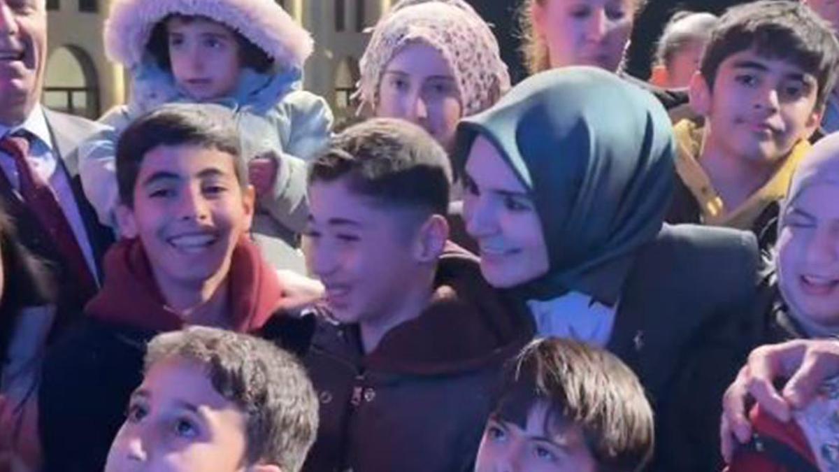 Bakan Göktaş, çocuklarla birlikte ilahiye eşlik etti