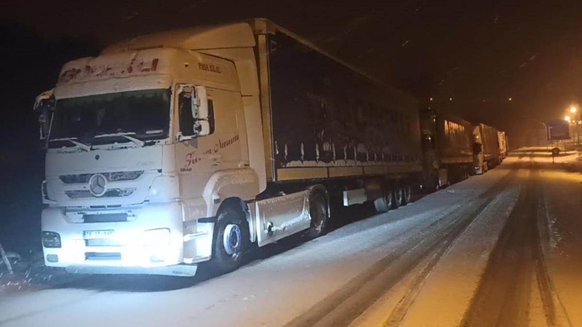 Ilgar Dağı geçidi ulaşıma kapandı, TIR'lar yolda bekliyor
