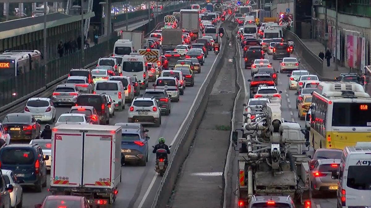 İstanbul'da trafik çilesi: İftar öncesi trafik yoğunluğu yüzde 87ye ulaştı